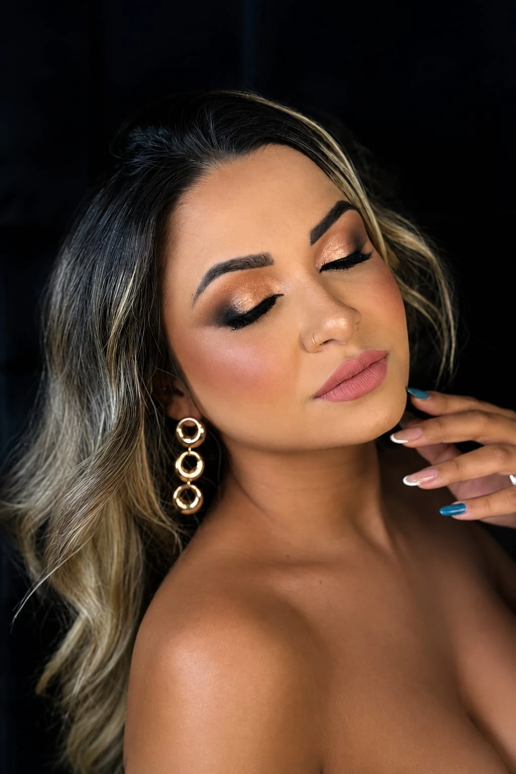 Maquiagem profissional em tons dourados e terrosos com olhos marcados