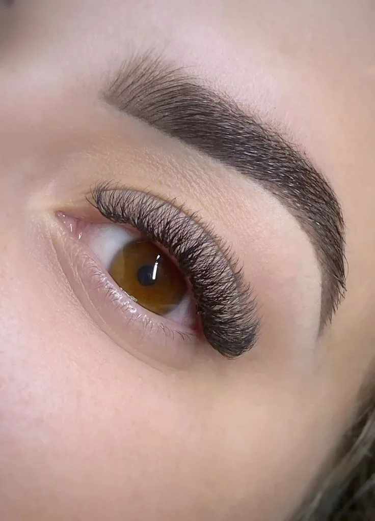 Detalhe de cílios com extensão e curvatura definida