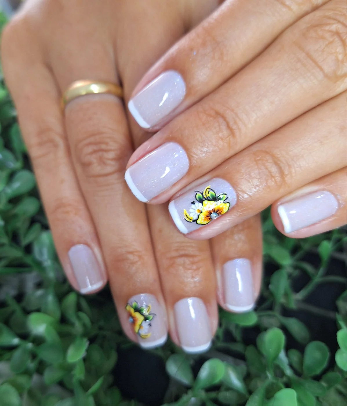 Manicure com francesinha branca e decoração floral amarela