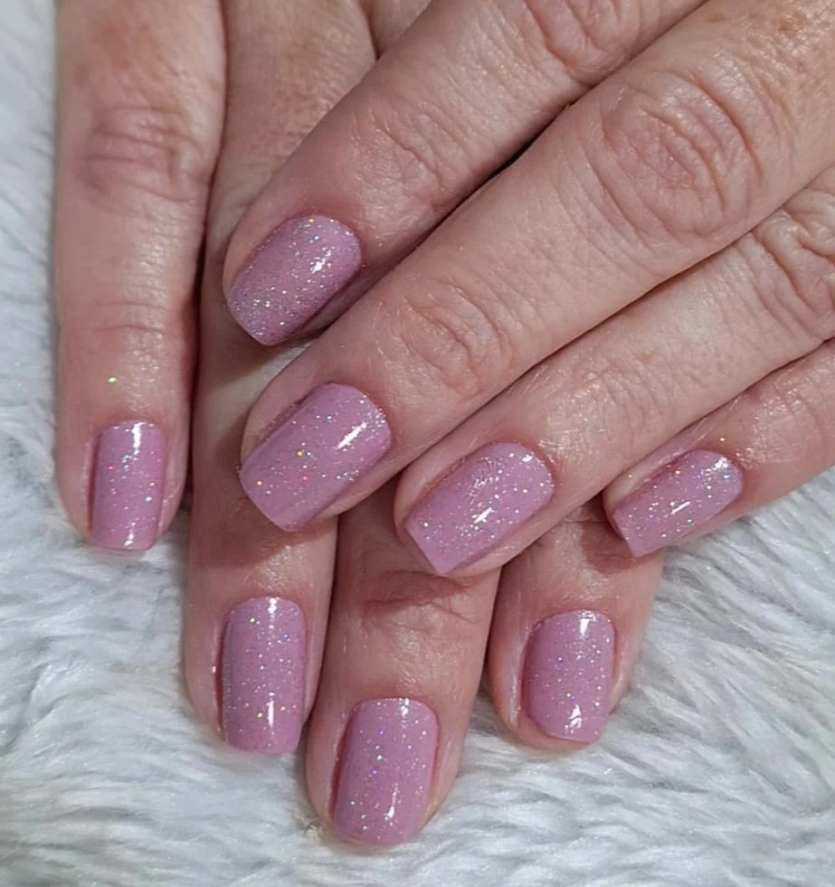 Manicure rosê com brilho delicado e acabamento em glitter