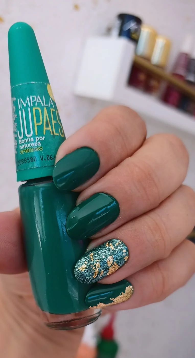 Manicure com esmaltação verde-esmeralda e detalhes dourados