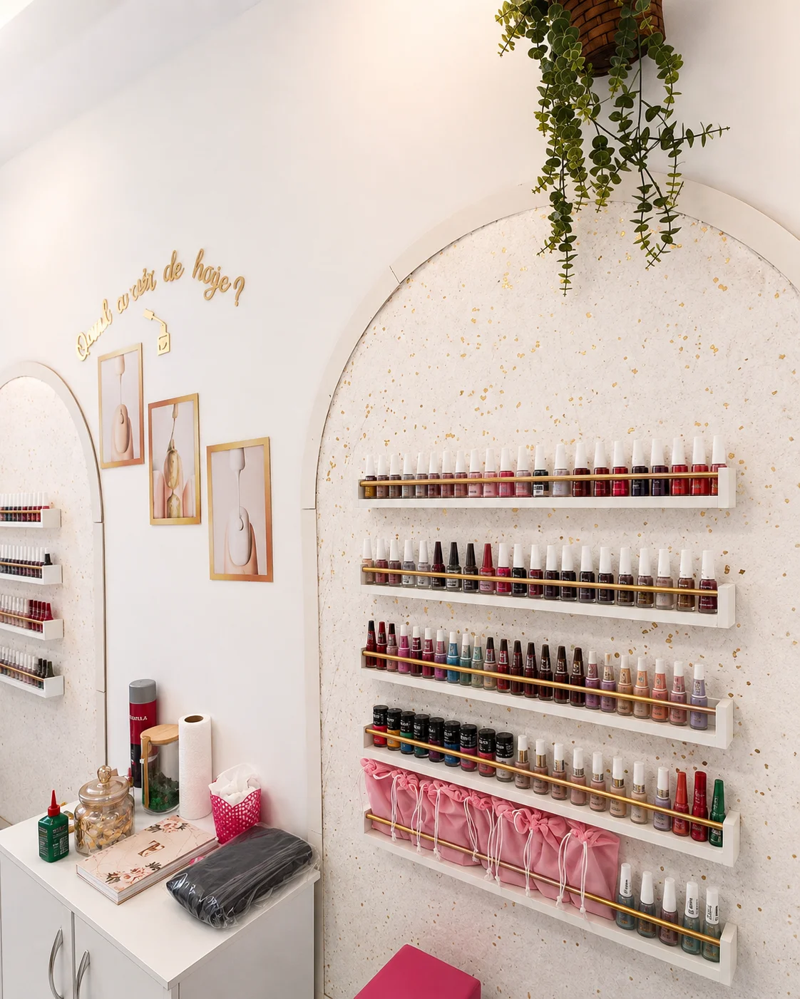 Espaço de esmaltes e atendimento de unhas da Kamila Leal